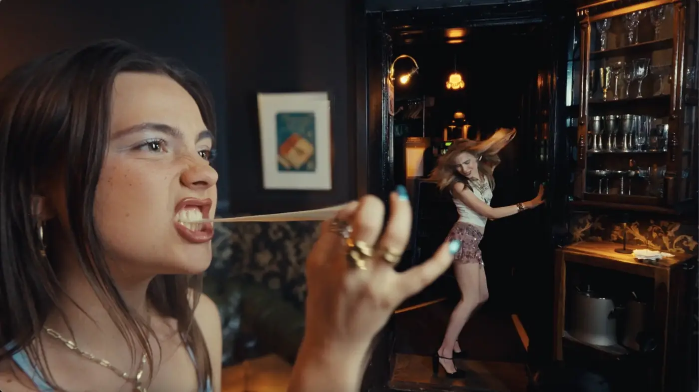 Ein Schwanz entfernt — Jenny & Joy, music video by Elwin Kinecki